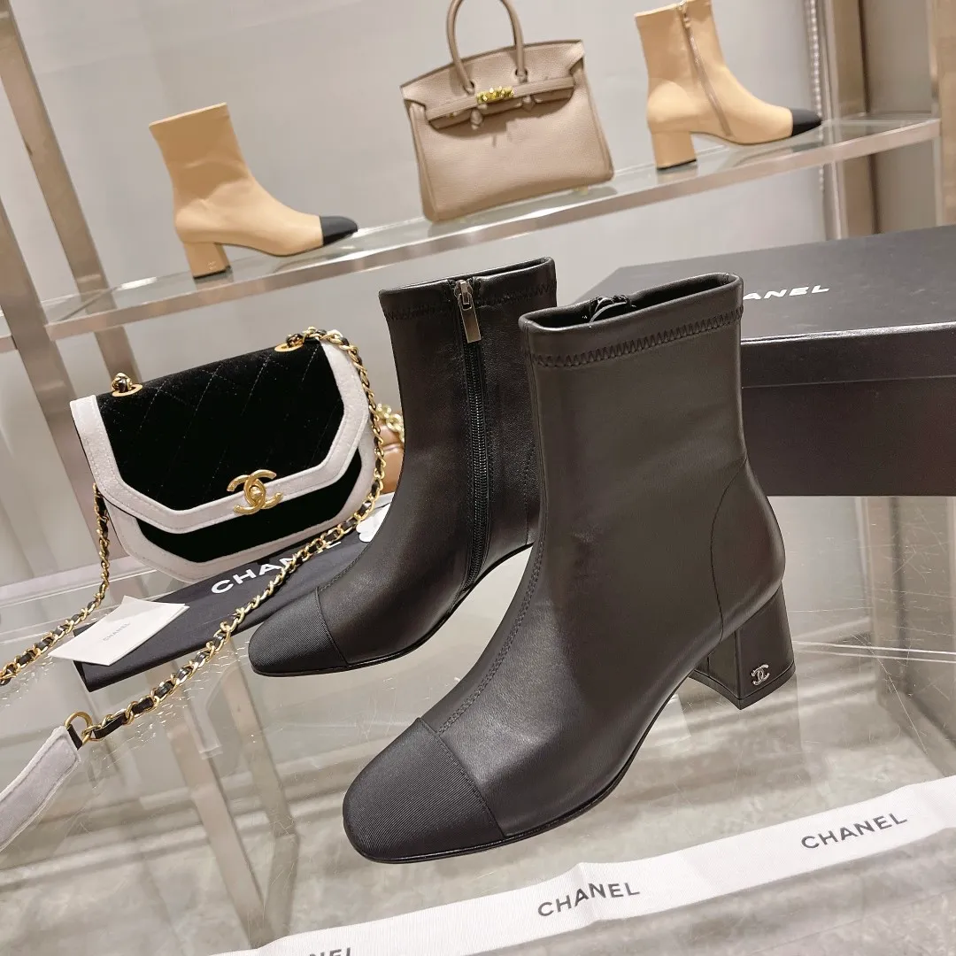 👟👟Ex-factory price 640👟👟 🍀Chanel Chanel Xiaoxiang Wannian classic stitching thick heel short boots. 🔻Interpretation of elegant little fragrance〰️Super textured style, low-key but not simple, elegant and noble, especially the small double CLOGO embellishment on the heel, and the simple splicing of different materials on the toe casually reveal elegance and sophistication. It feels like walking on the ground without tiring your feet at all👌🏻. 👟👟👟👟The upper is made of imported Italian lambskin🐑, the lining is lambskin, and the Italian cow leather outsole. Heel height: 5cm. size: 35-39 (34, 40 can be customized)